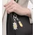stílusos Calvin Klein Downtown medál szett: nemesacél Pendants  kontrasztos  és "LIVE IT" Lettering - táska kiegészítő - 7 x 1.3 cm - KJJCJA090100 - ezüst/sárga Méret: N