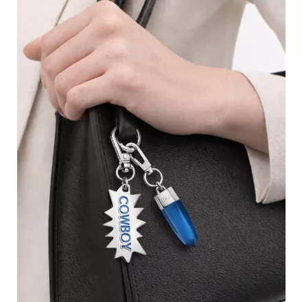 trendi Calvin Klein Downtown medál szett: nemesacél Pendants  kontrasztos  és COWBOY Logo - táska kiegészítő - 7 x 1.3 cm - KJJCLA090300 - ezüst/kék Méret: N