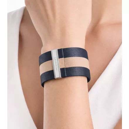 Divatos Calvin Klein női valódi bőr karkötő széles kontraszt csíkkal. Karkötő méret XS (15cm) KJ9K fekete, tengerészkék, piros vagy antracit színben. Méret:N